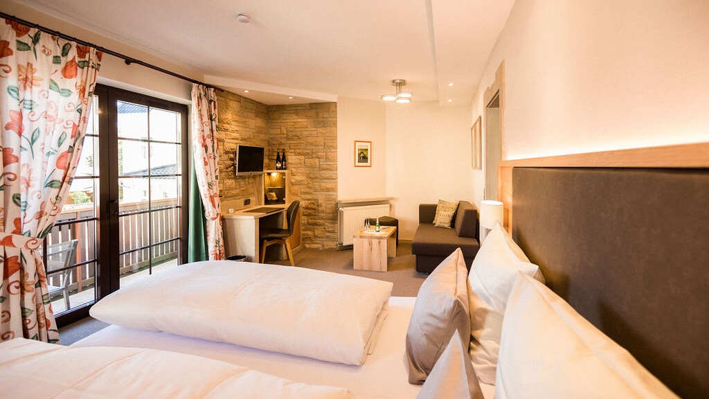 Helles, gemütliches Schlafzimmer mit Balkon.