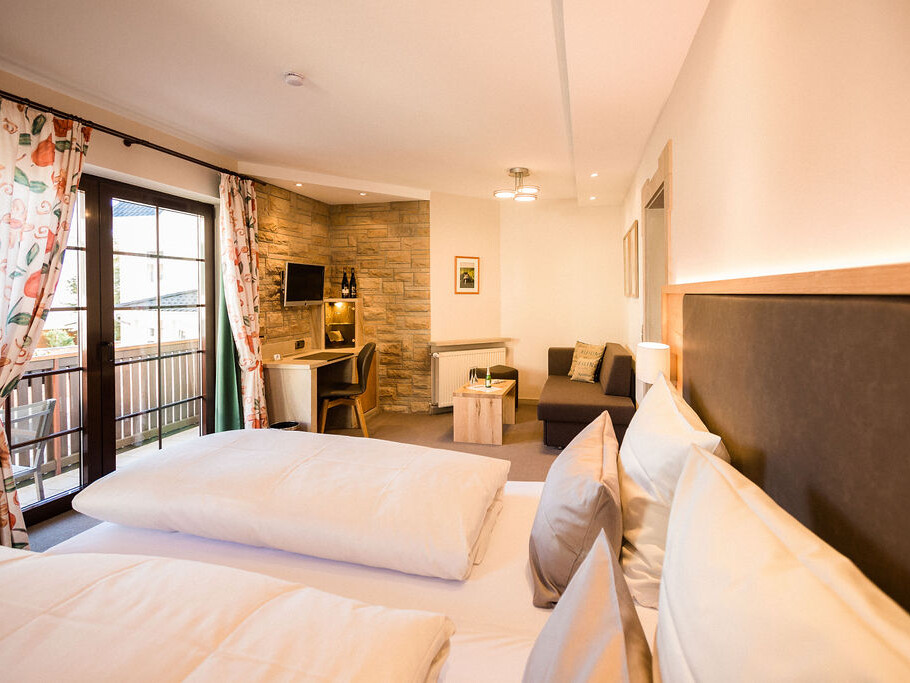 Helles, gemütliches Schlafzimmer mit Balkon.