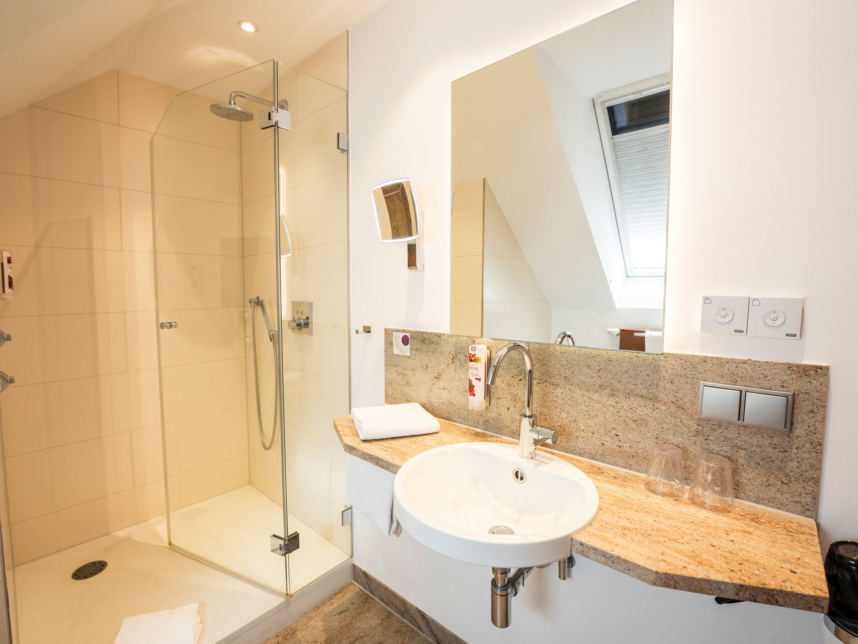 Modernes Badezimmer mit Dusche und Waschbecken