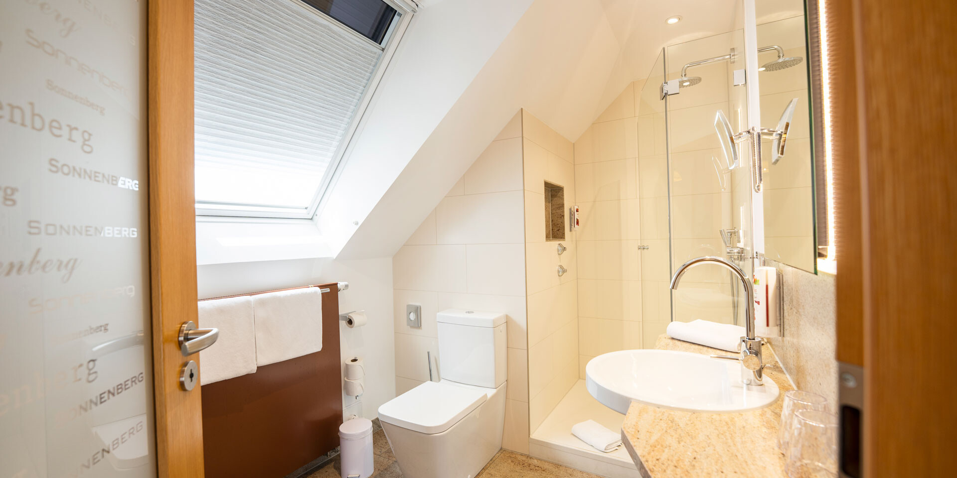 Modernes Badezimmer mit Dachfenster.