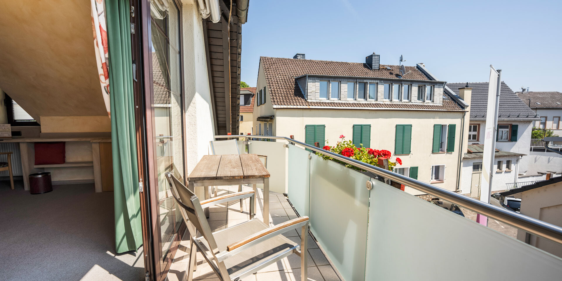 Heller Balkon mit Blick auf Häuser