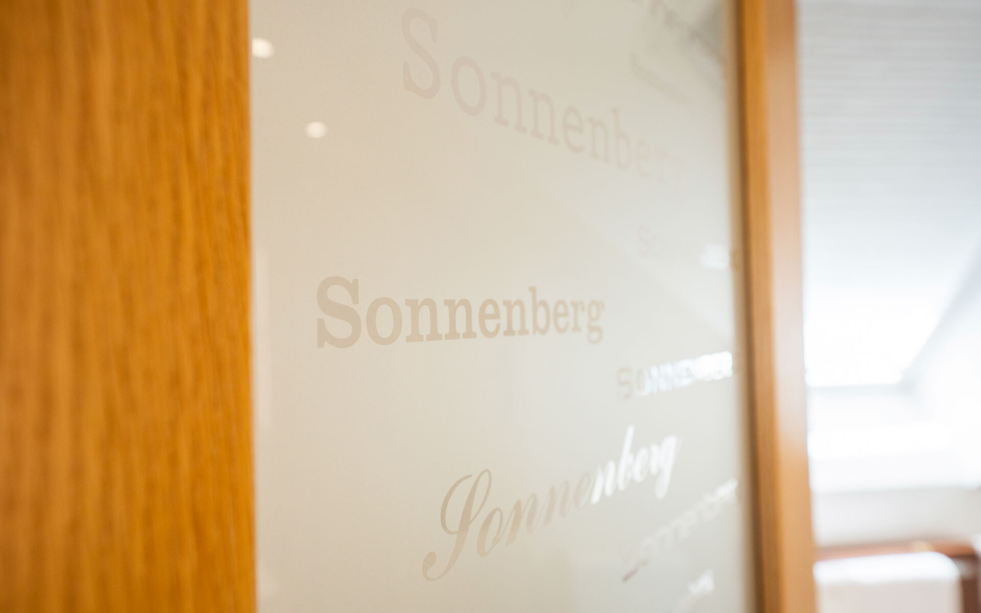 Glas mit Schriftzug Sonnenberg