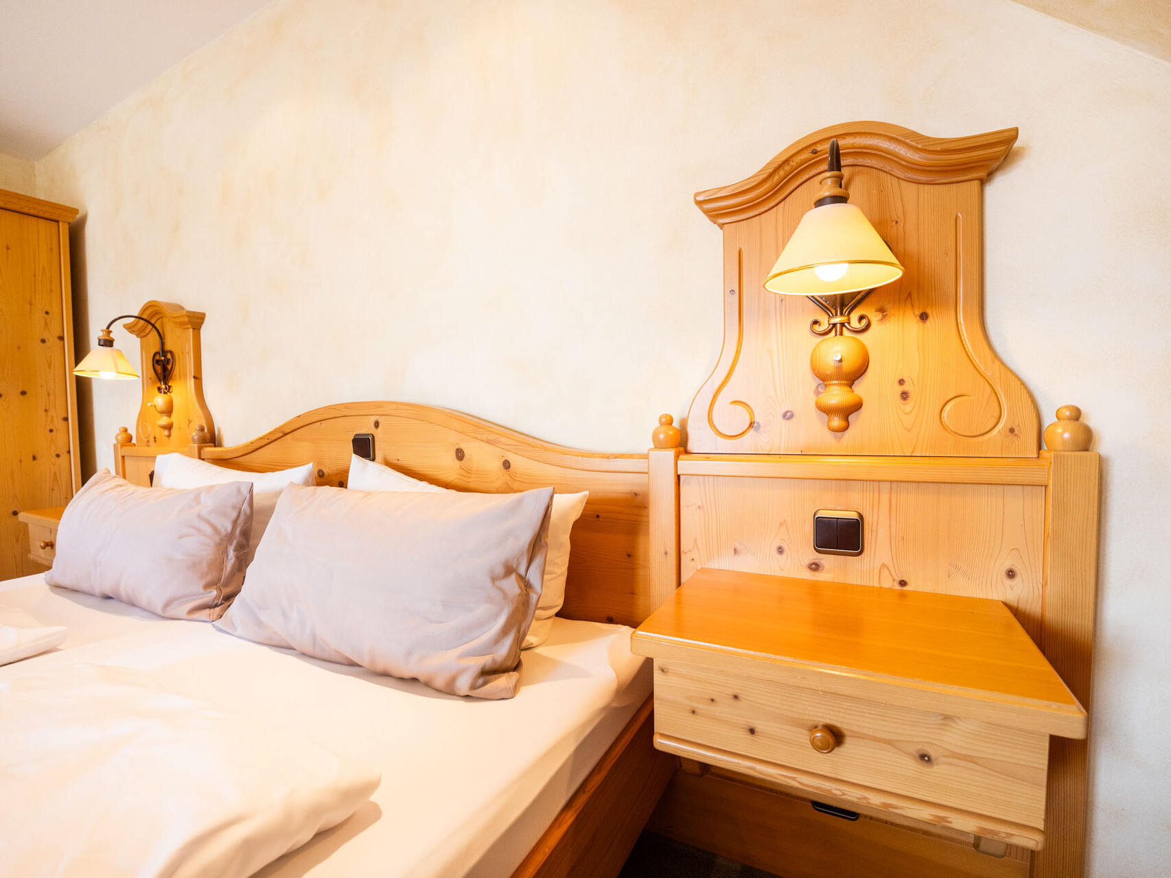 Gemütliches Schlafzimmer mit Holzdetails.