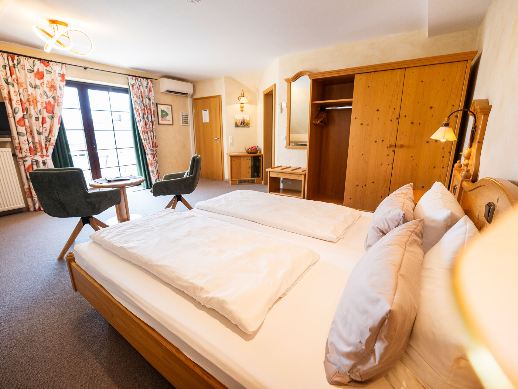 Helles Schlafzimmer mit gemütlicher Einrichtung.