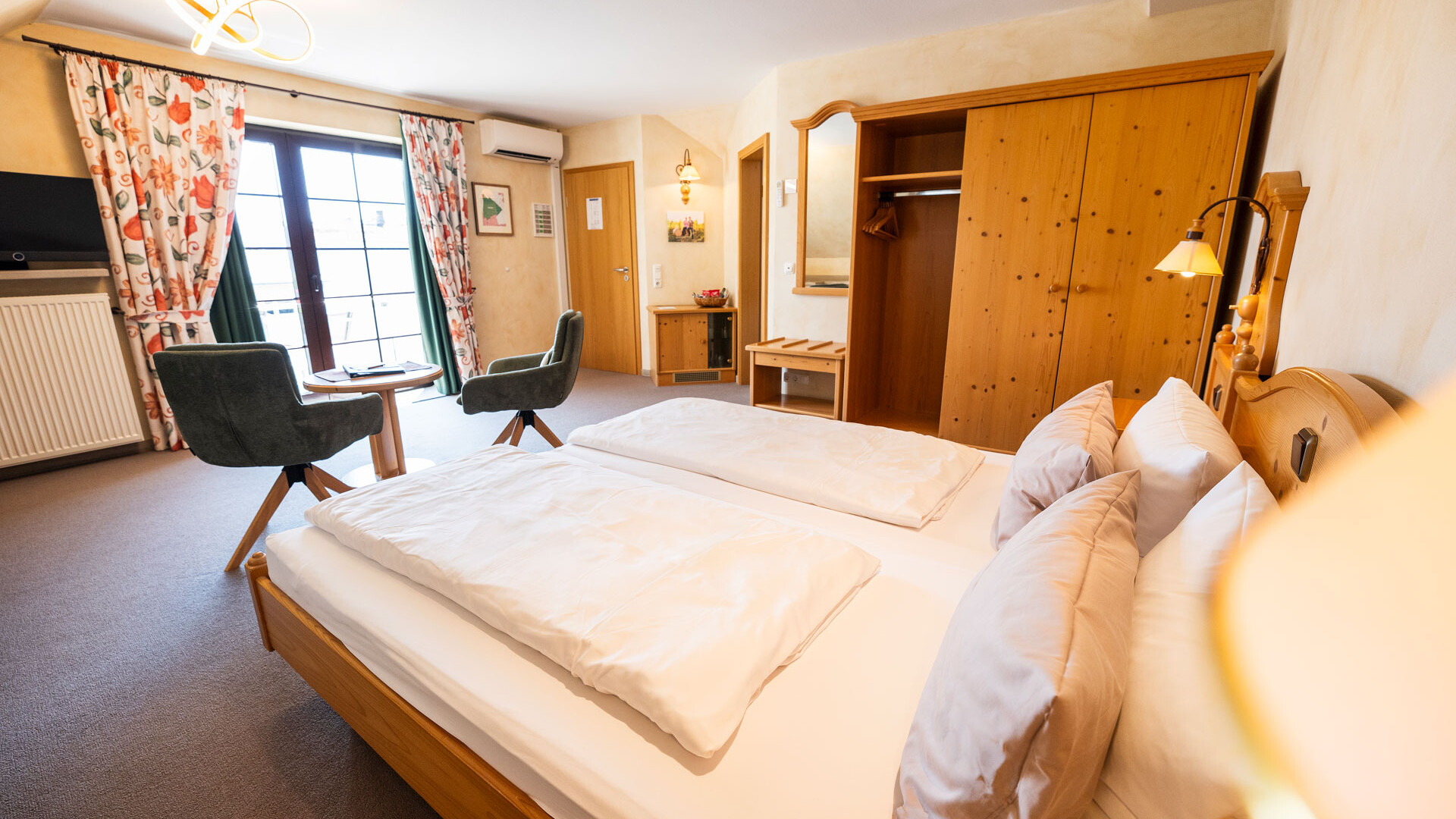 Helles Schlafzimmer mit gemütlicher Einrichtung.