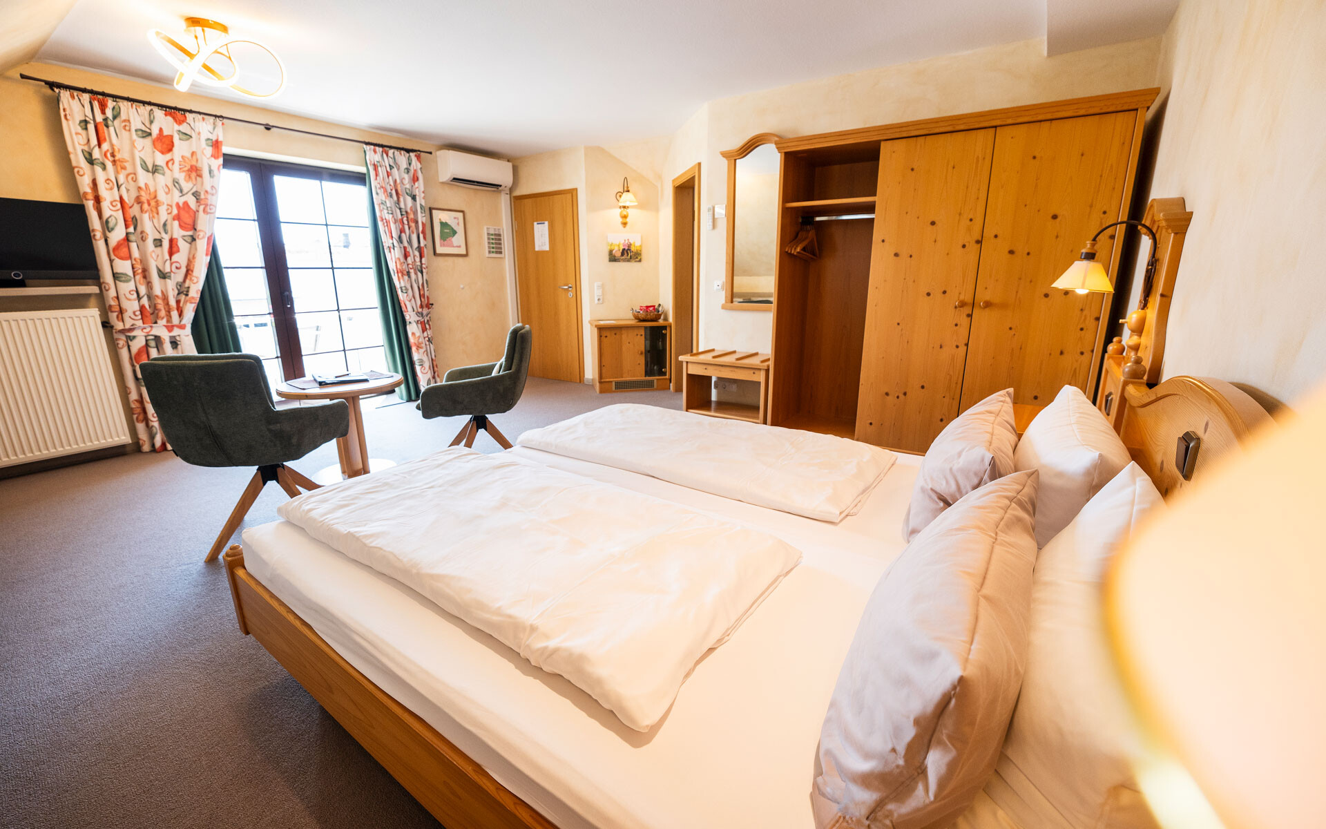 Helles Schlafzimmer mit gemütlicher Einrichtung.