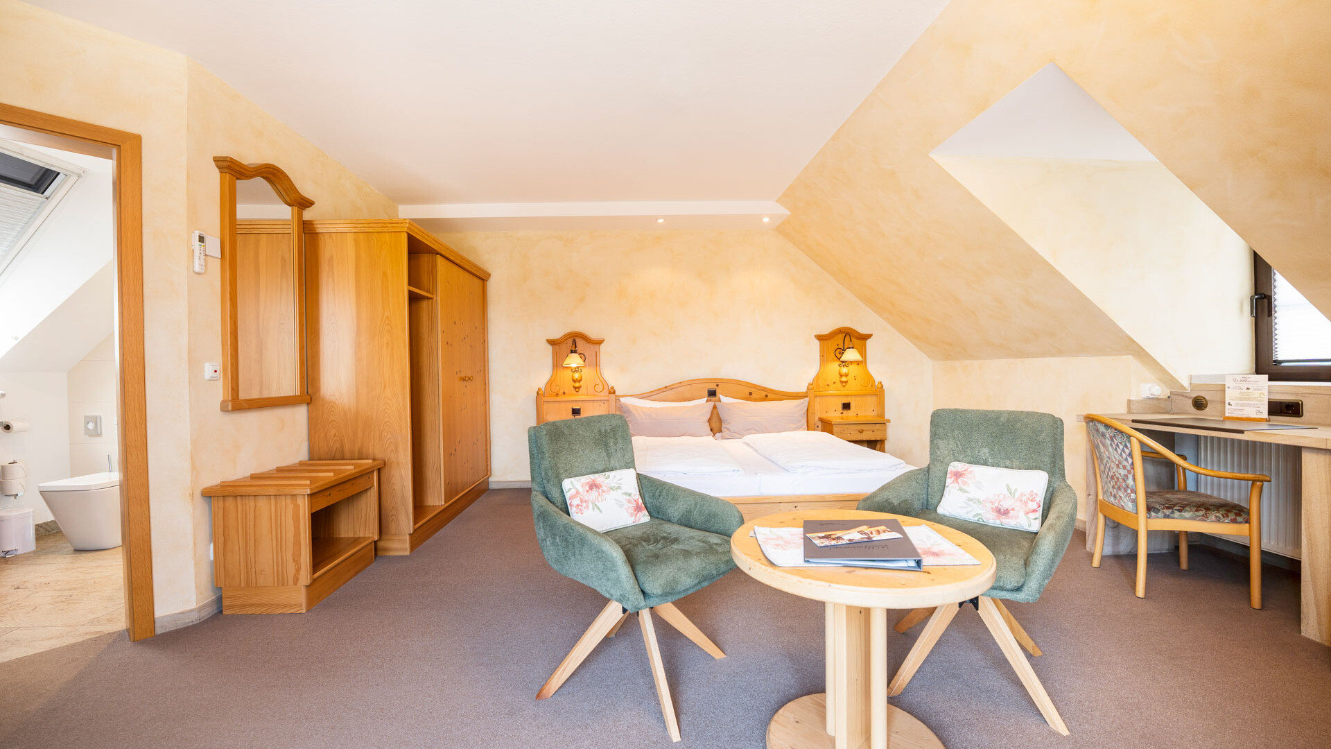 Helles Zimmer mit gemütlicher Einrichtung