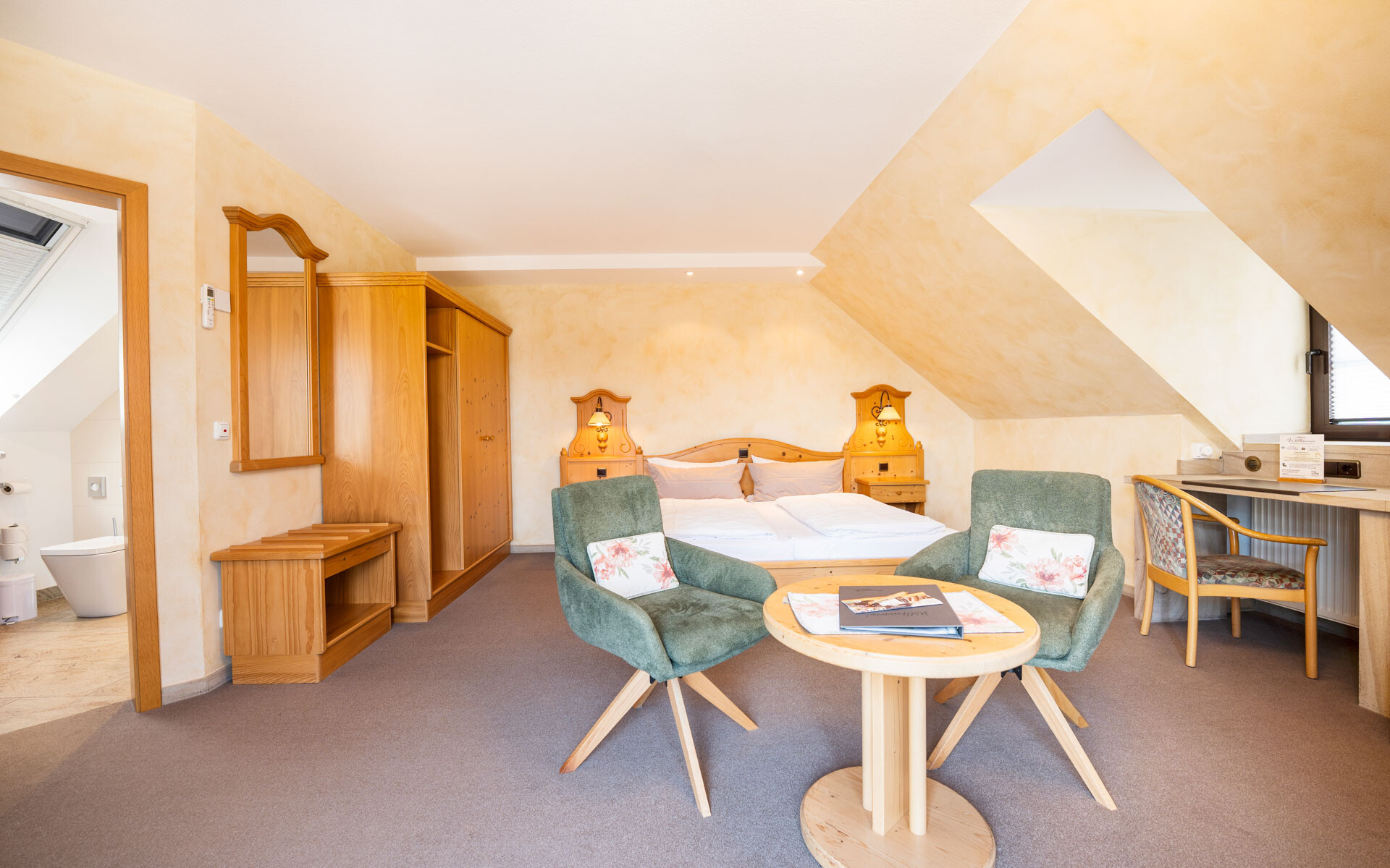 Helles Zimmer mit gemütlicher Einrichtung