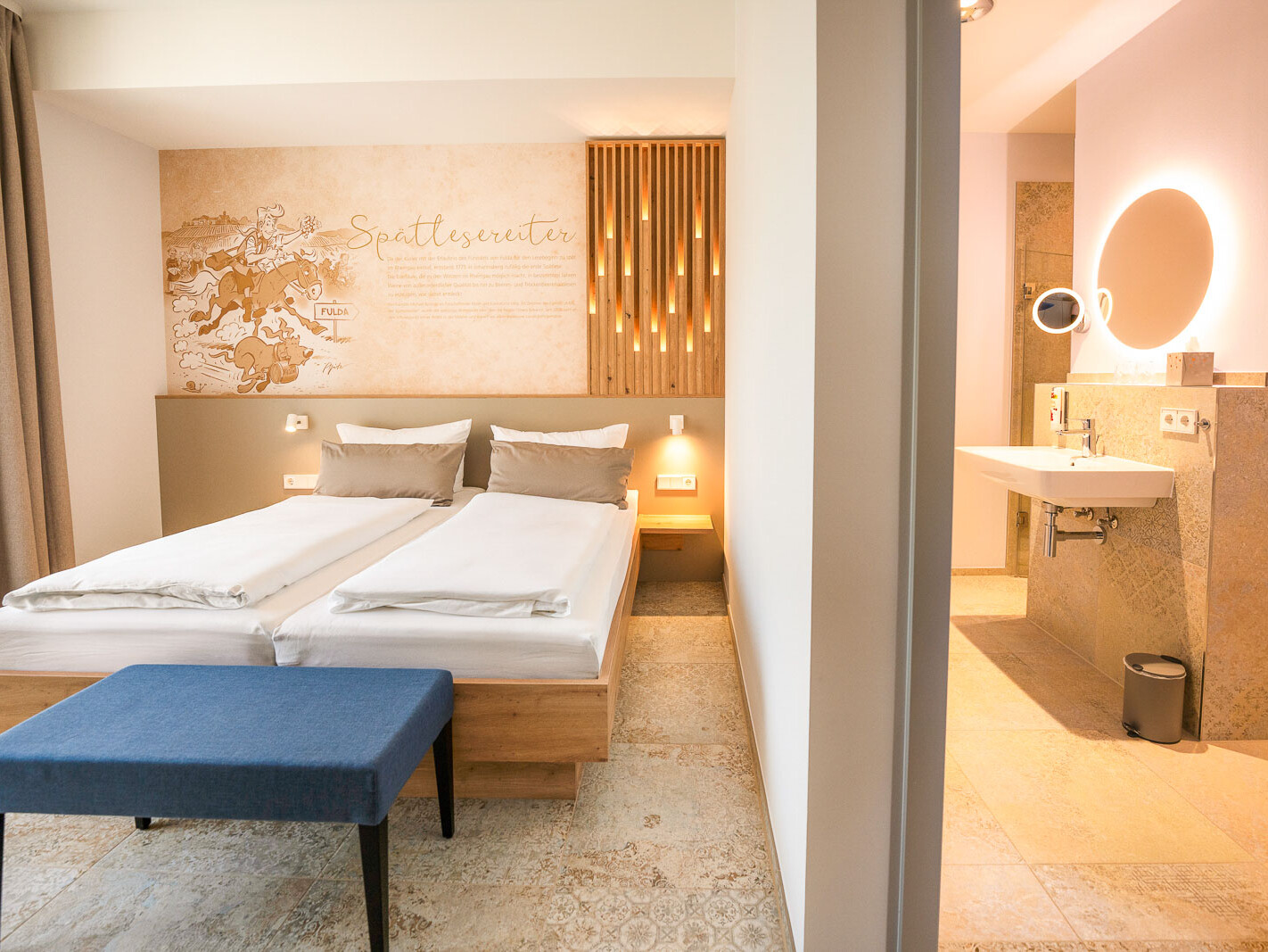 Helles Zimmer mit modernem Badezimmer.