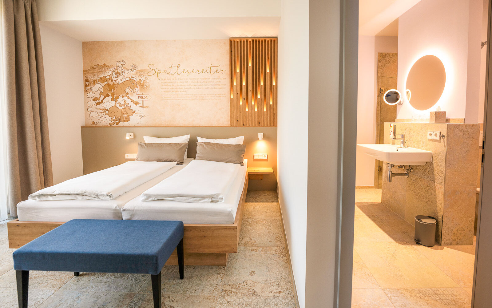 Helles Zimmer mit modernem Badezimmer.