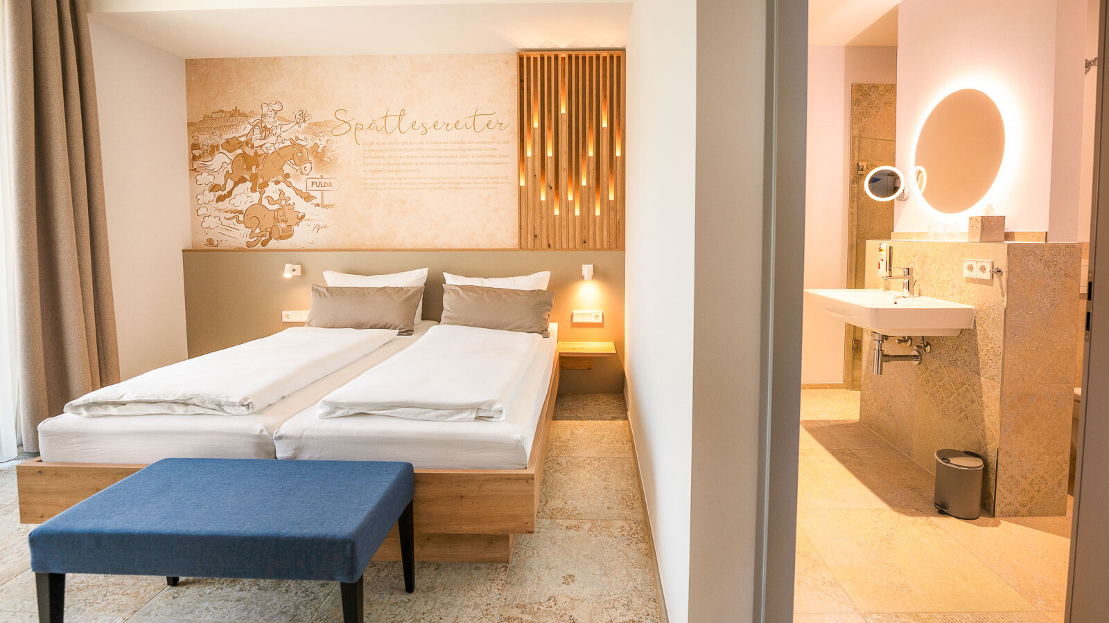Helles Zimmer mit modernem Badezimmer.