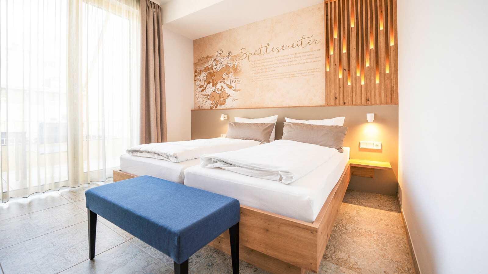 Helles, modernes Zimmer mit Doppelbett.