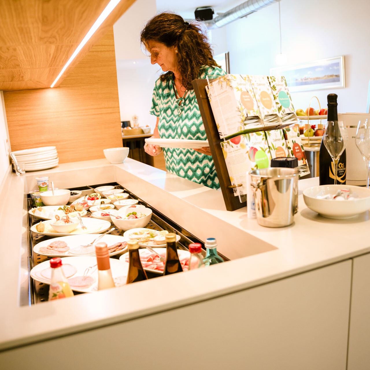 Frau am Buffet mit verschiedenen Speisen