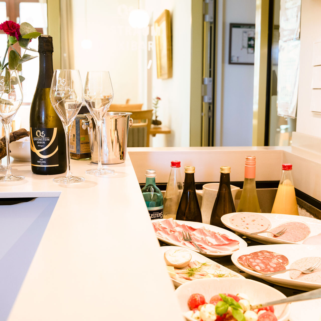 Buffet mit Wurst und Getränken