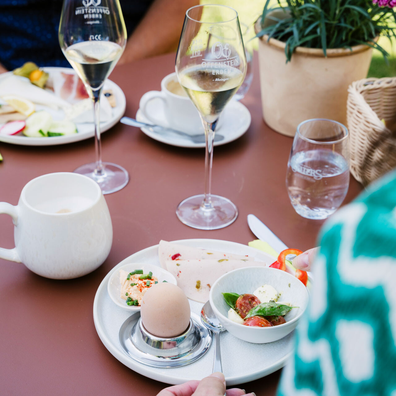 Frühstückstisch mit Wein und Speisen