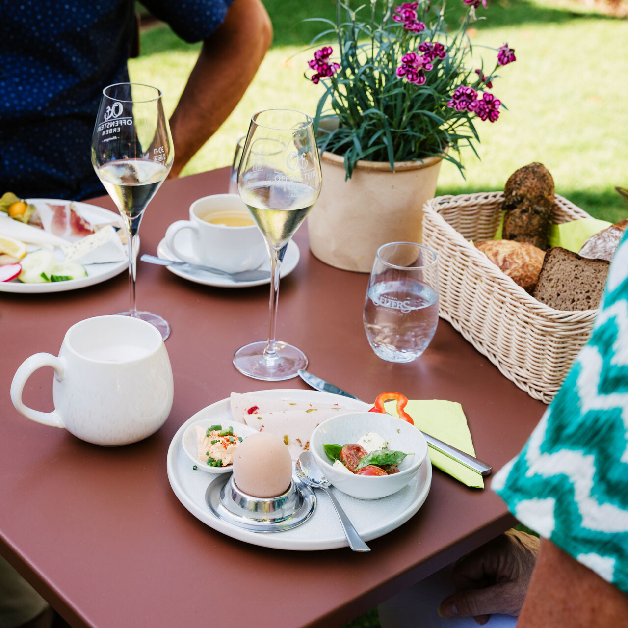 Frühstückstisch mit Speisen und Getränken
