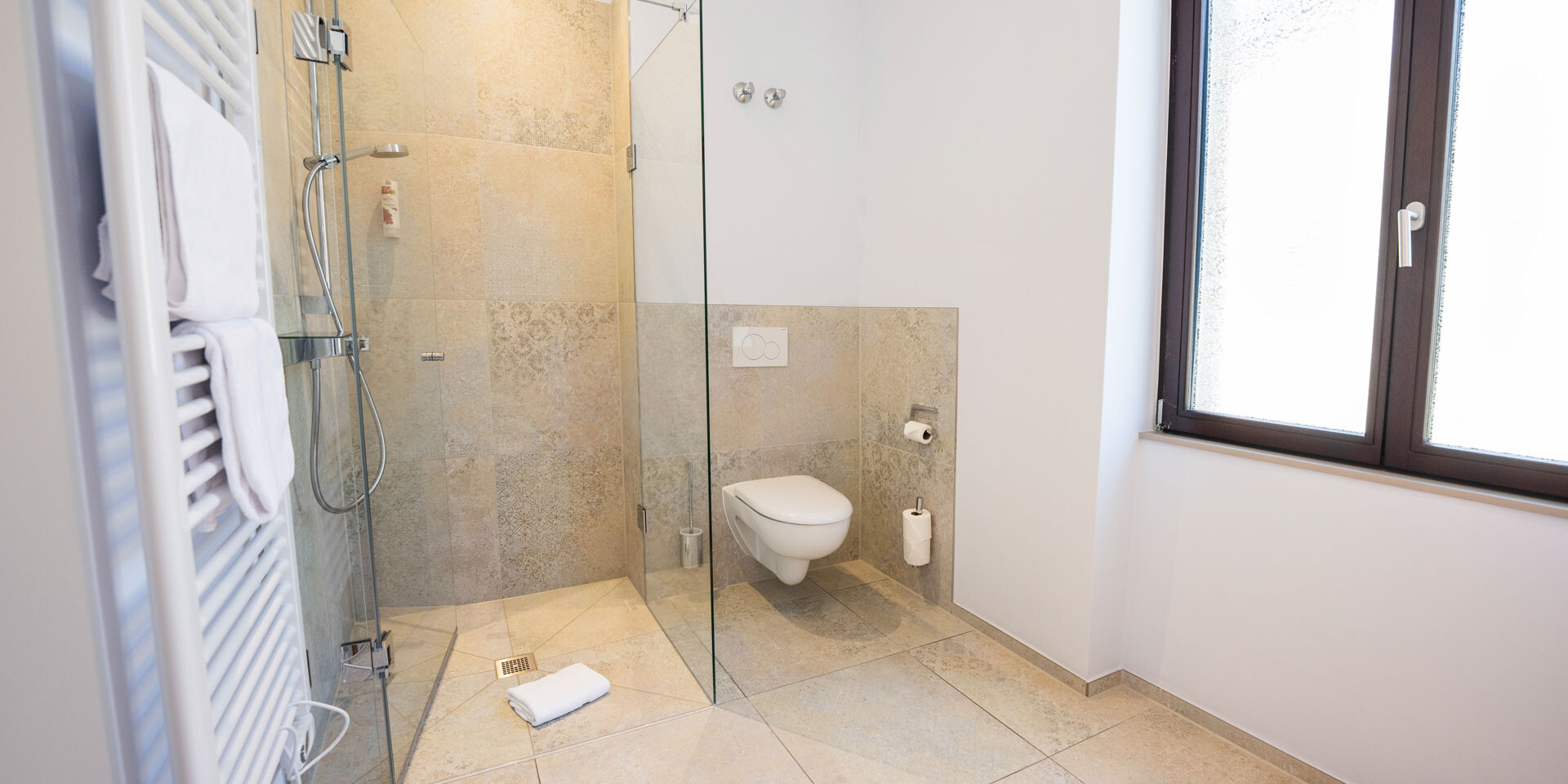 Modernes Badezimmer mit Dusche und Toilette