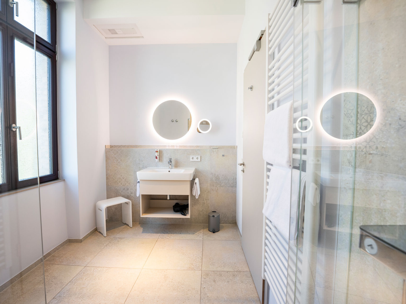 Helles, modernes Badezimmer mit Spiegel.