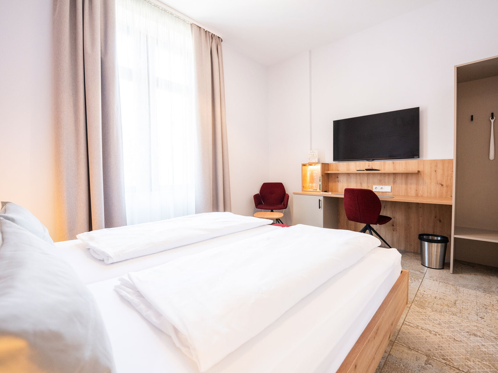 Helles Schlafzimmer mit modernem Design