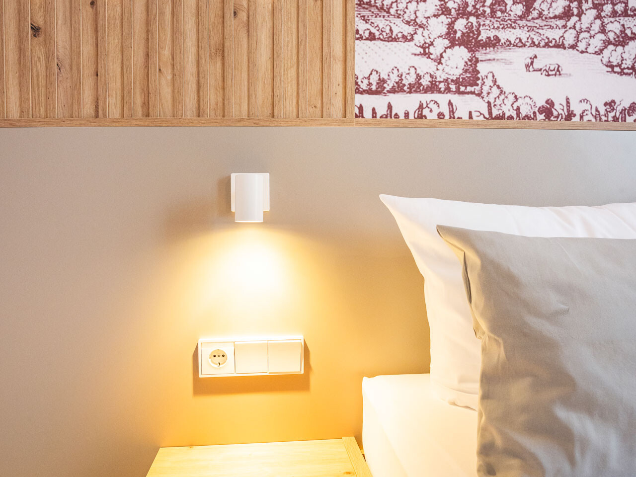 Modernes Schlafzimmer mit Holzdetails.