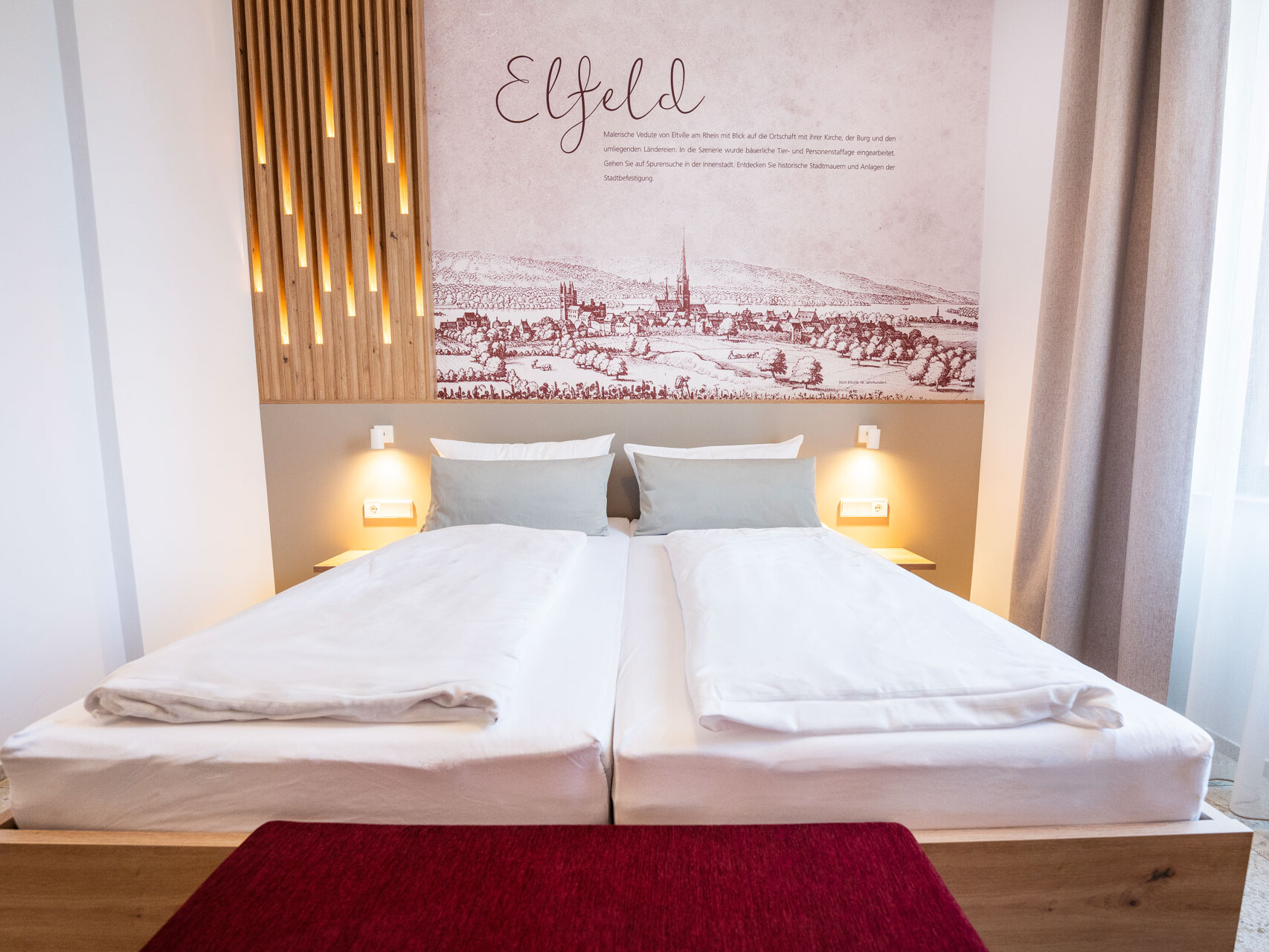 Helles Schlafzimmer mit zwei Betten.