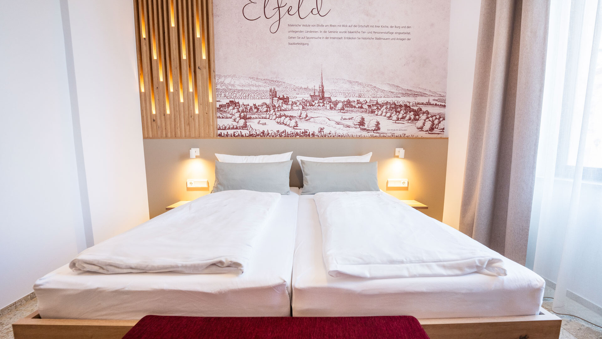 Helles Schlafzimmer mit zwei Betten.
