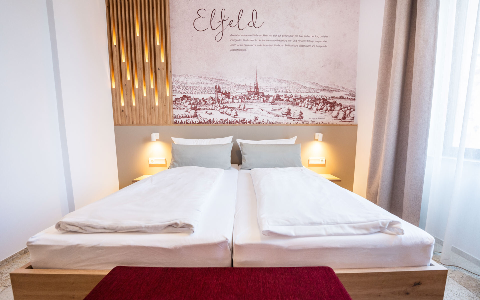 Helles Schlafzimmer mit zwei Betten.