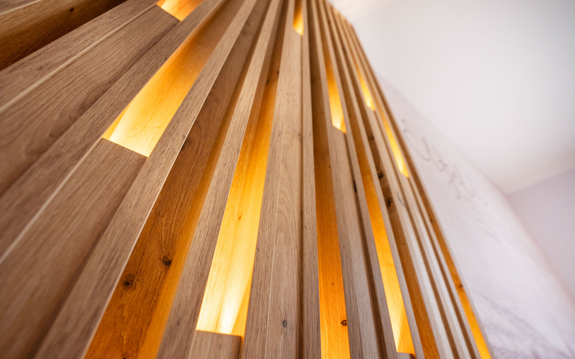 Holzwand mit integrierter Beleuchtung
