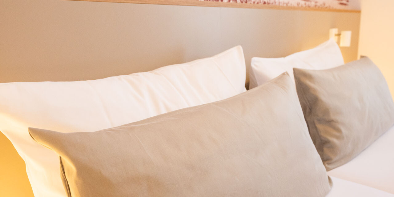 Gemütliches Schlafzimmer mit Kissen.