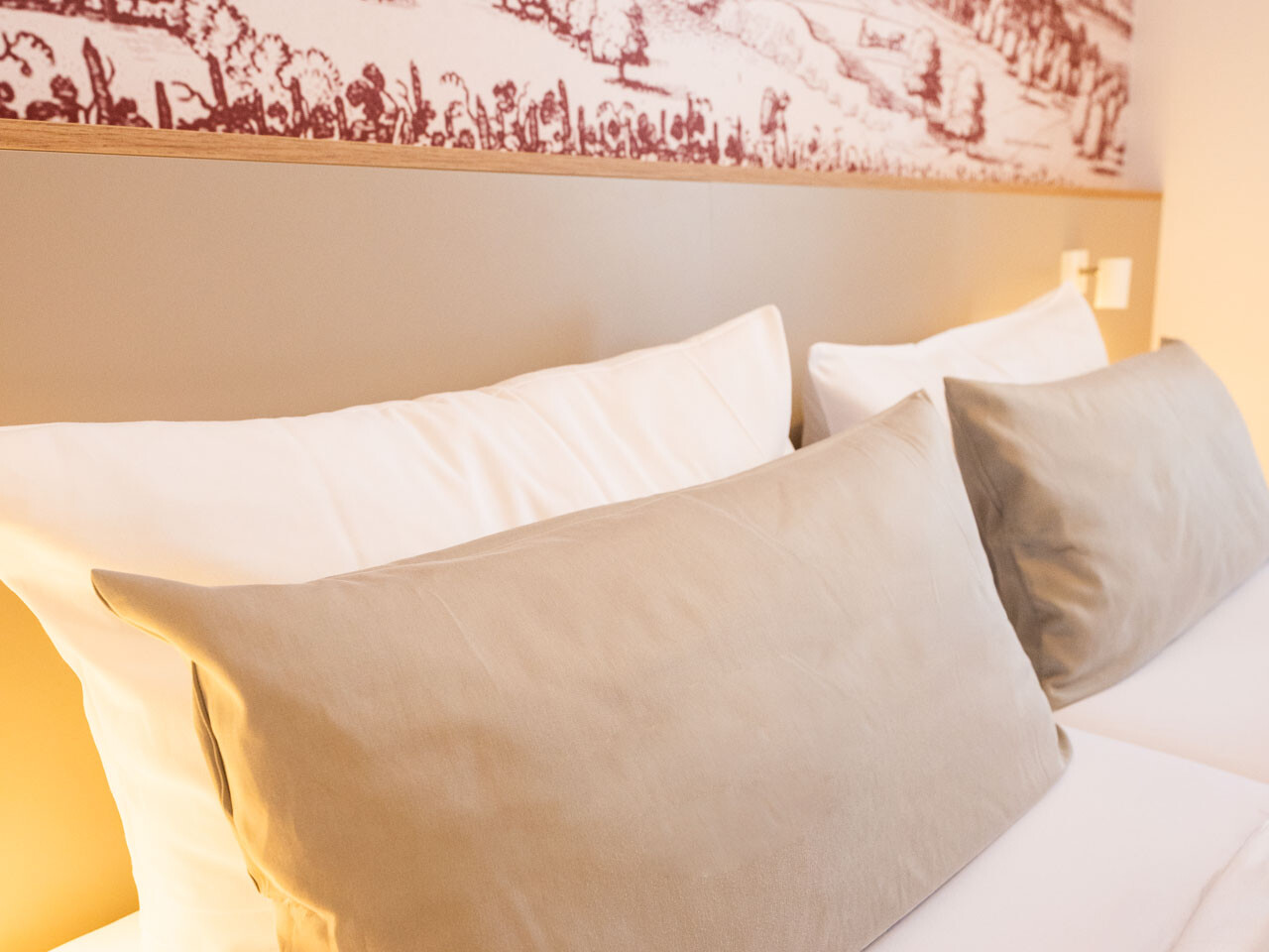 Gemütliches Schlafzimmer mit Kissen.